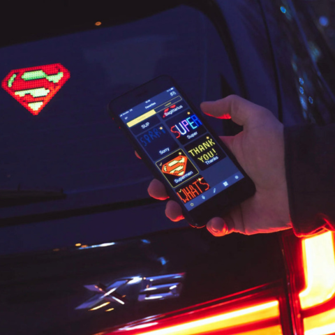 Animovaný LED emoji panel pro auto — moderní a interaktivní styl