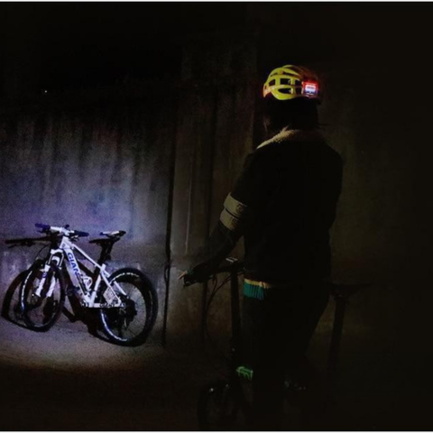 Inteligentná prilba na bicykel s LED svetlom — maximálna bezpečnosť a viditeľnosť 